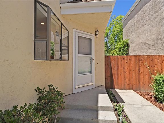 4th image of 488 Glenmoor Cir