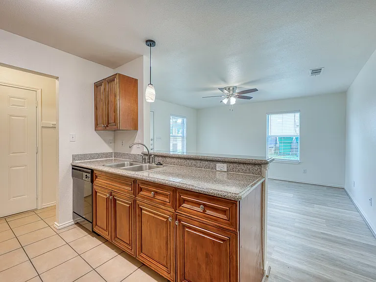 1511 Claremont Cir #A — Photo 4