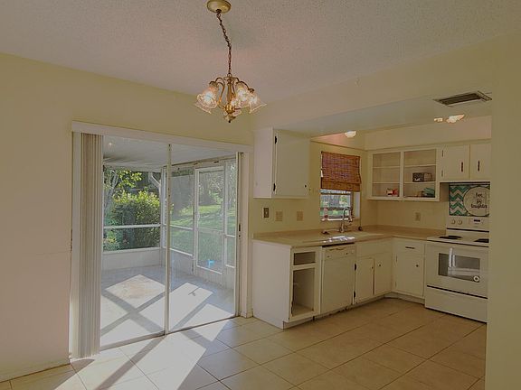 5th image of 382 NE Solida Cir