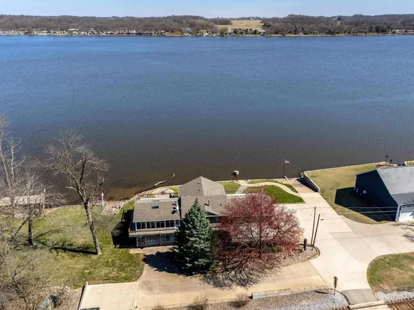 22965 Great River Rd, Le Claire, IA 52753