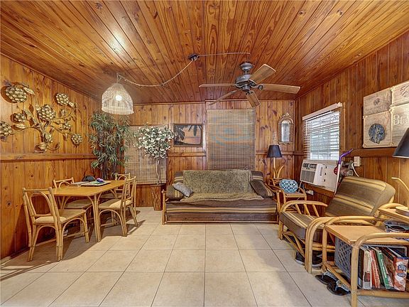 4th image of 516 Trojan St