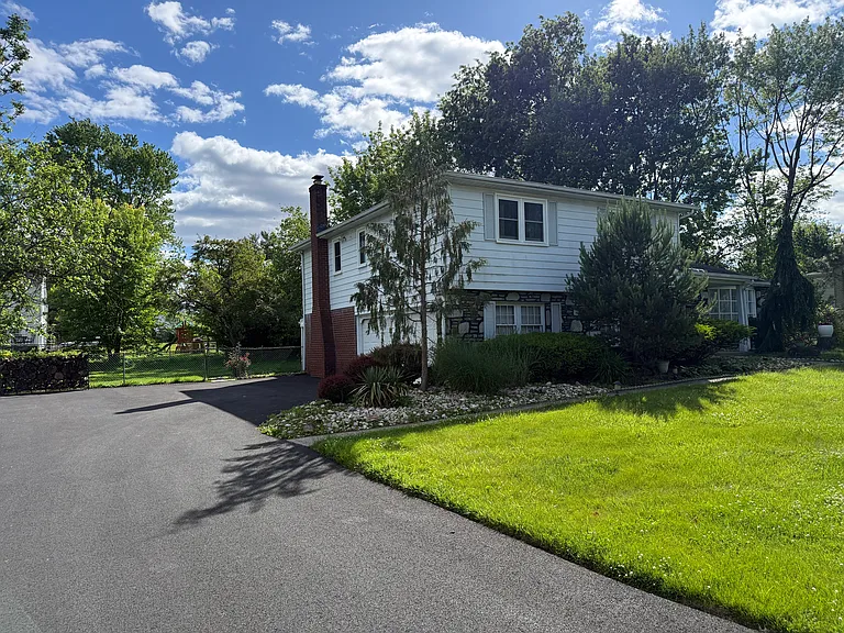 806 Warfield Ln — Photo 45