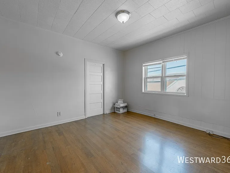 4901 Magoun Ave #2R — Photo 6