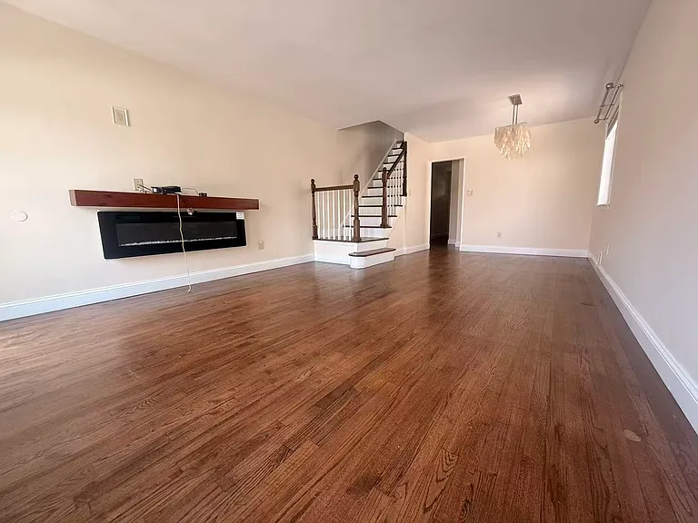 969 Armstrong Ave — Photo 5