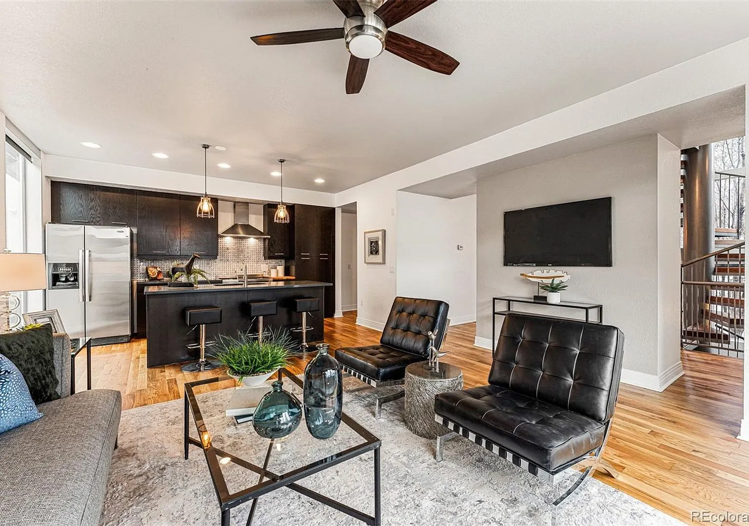 Great location with 3 sides of windows and HUGE rooftop! — Photo 4