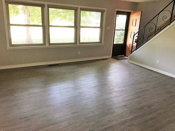 2nd image of 2986 Dennis Ln
