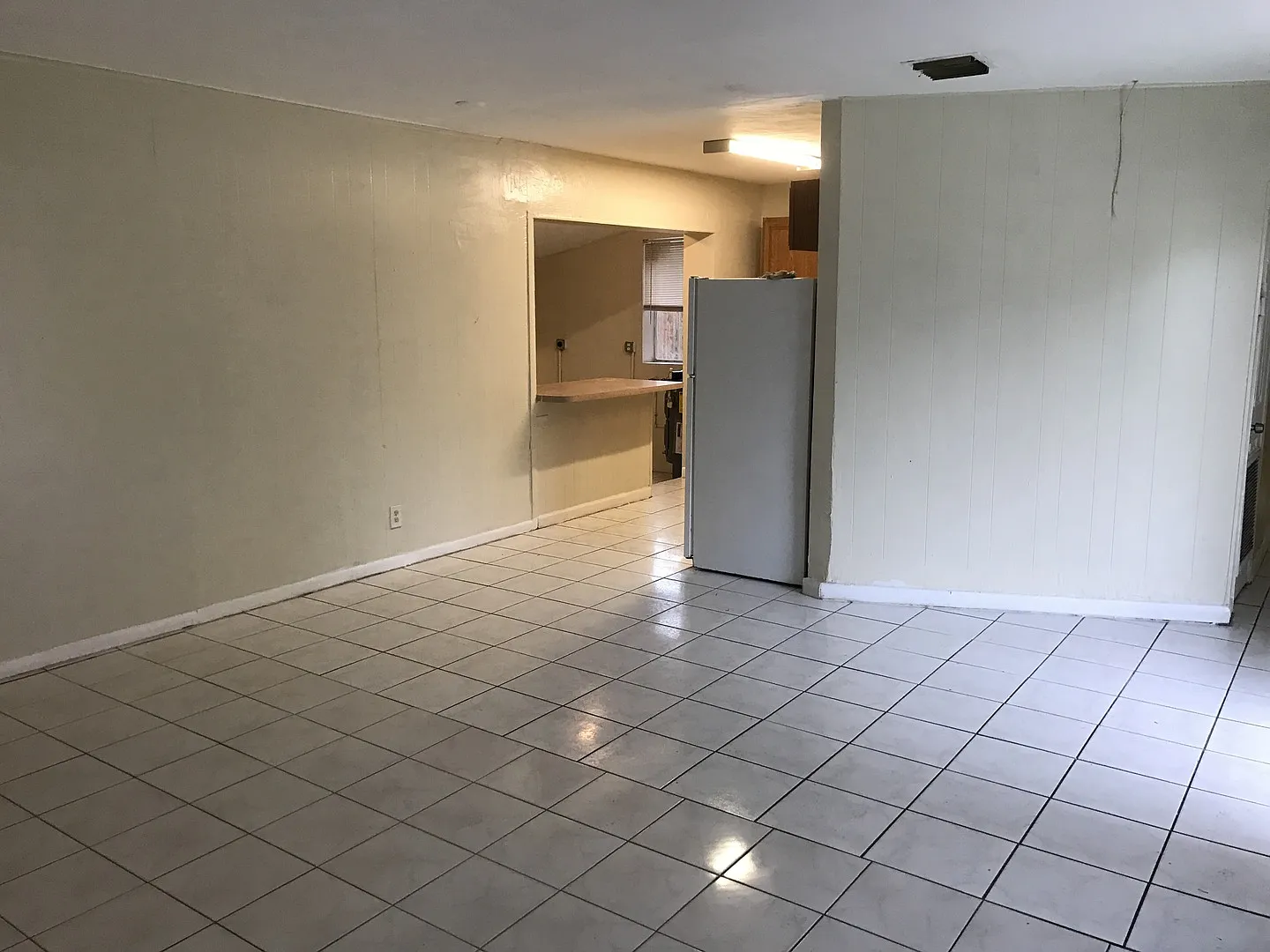 Nice 4-2 House with Central AC & Backyard — Photo 4