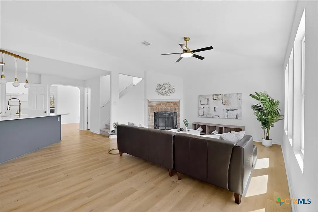 5 bed, 2.5 bath, 2856 sqft, $2,300 — Photo 4
