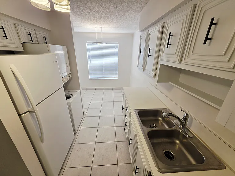 13721 Flora Pl #D — Photo 8
