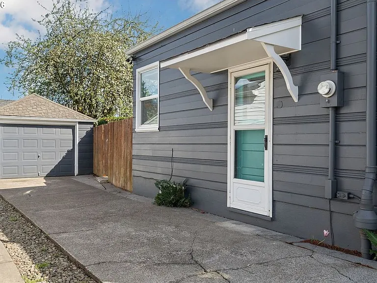 6716 N Commercial Ave — Photo 23