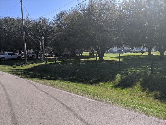 4th image of 2104 Lakeside Dr