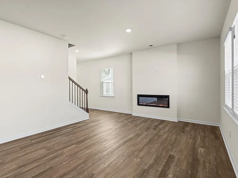 1339 37th Avenue Ln NE — Photo 3