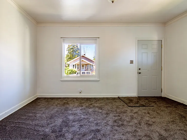1612 Baxter Ave — Photo 2