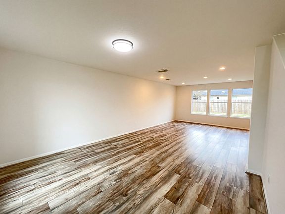 2nd image of 1910 Tommy Ln