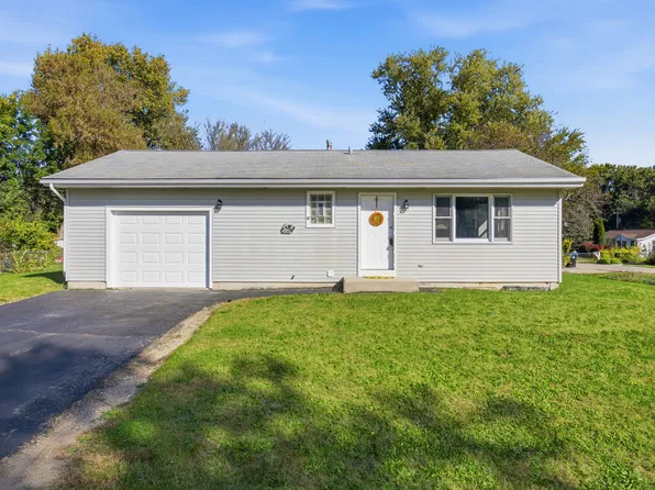 7902 E Maplewood Dr, Wonder Lake, IL 60097
