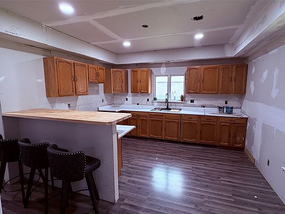 4th image of 206 N Main St