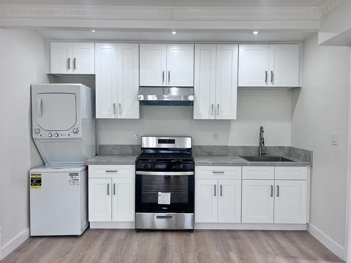 Building Photo - 212 S Reeves Dr #8
