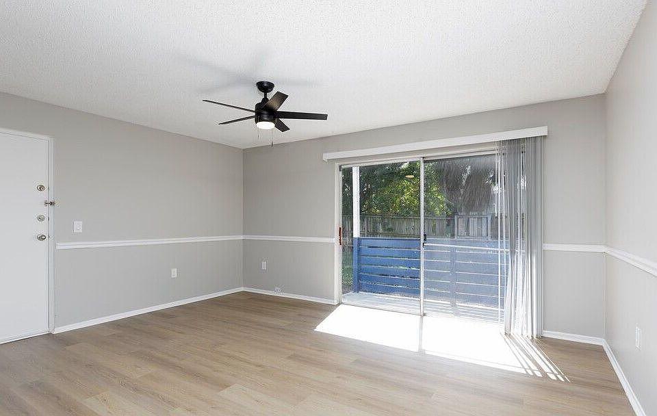 Living Area-Renovated (1BR,1BA 690SF)