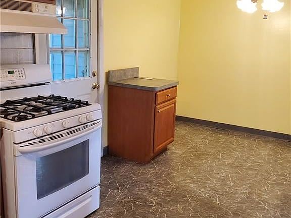 4th image of 1867 Edgewood Dr