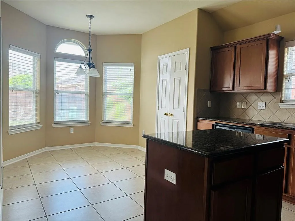 4 bed, 2.0 bath, 2012 sqft, $2,600 — Photo 4