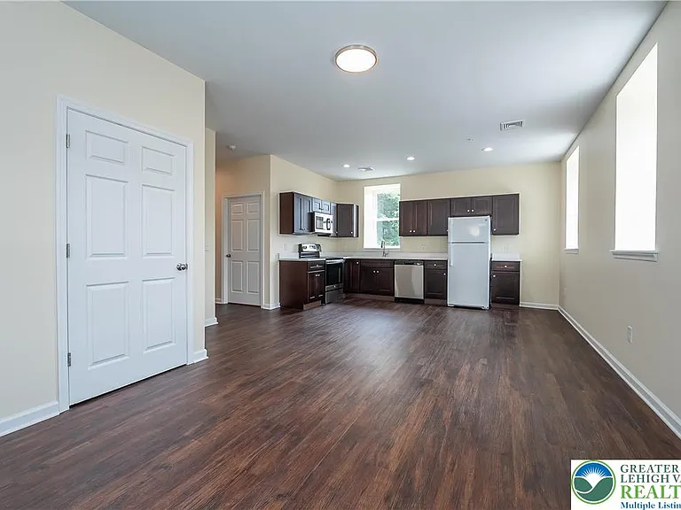 418 W Race St #2 — Photo 4