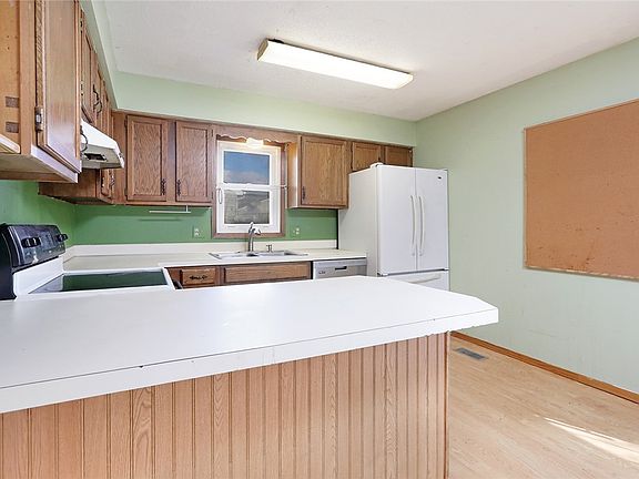 2nd image of 421 Hillcrest Dr