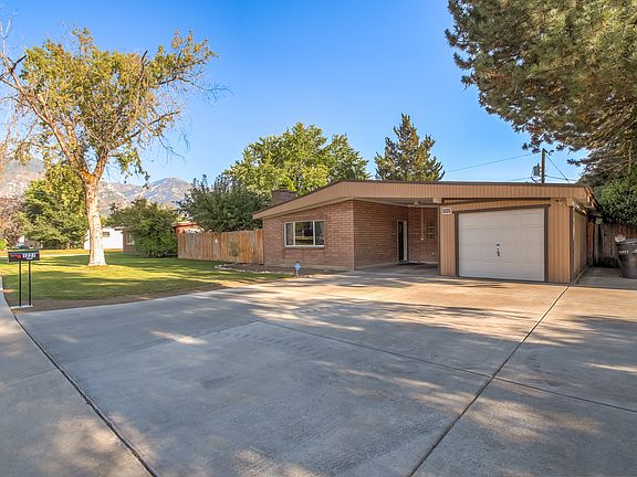 LARGE Driveway (6 spaces)