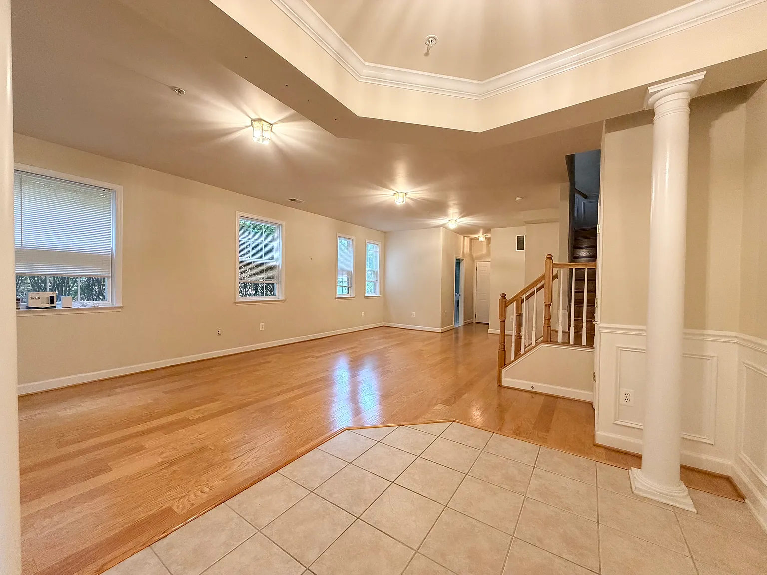 3 bed, 3.5 bath, 2728 sqft, $3,900 — Photo 2