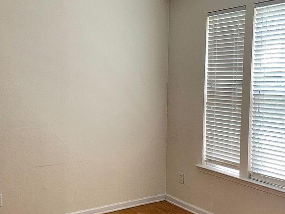 spacious dinning room, hard floor, wood blinds