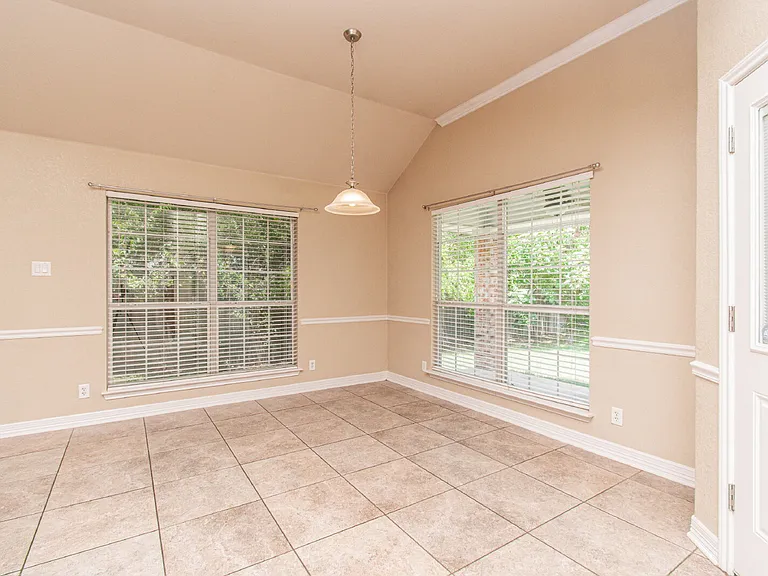 1401 Saxon Cir — Photo 5