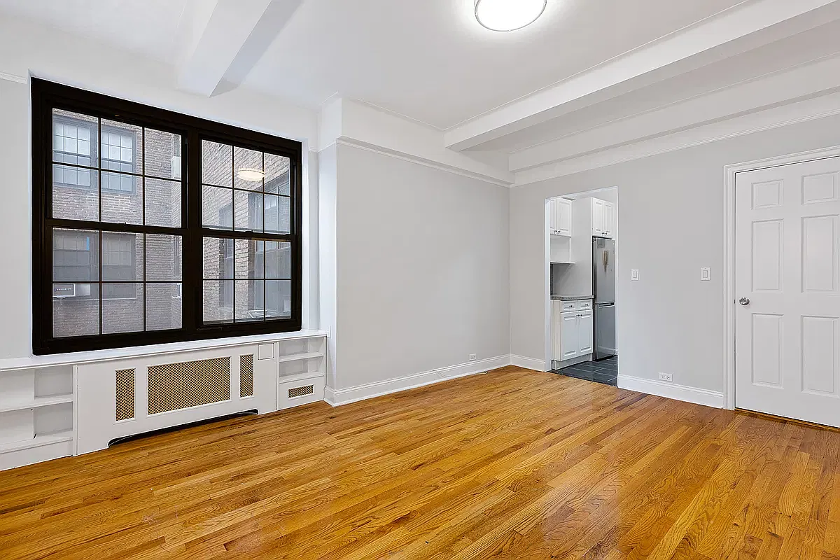 1 University Place — Photo 1