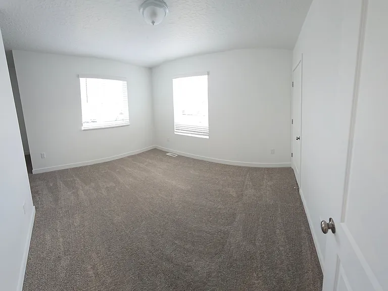 684 W Empress St — Photo 12