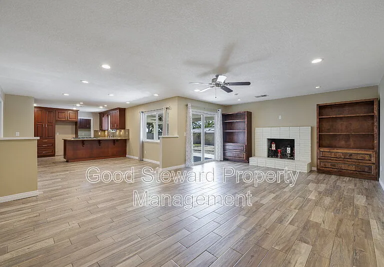 1219 N Van Buren St — Photo 33