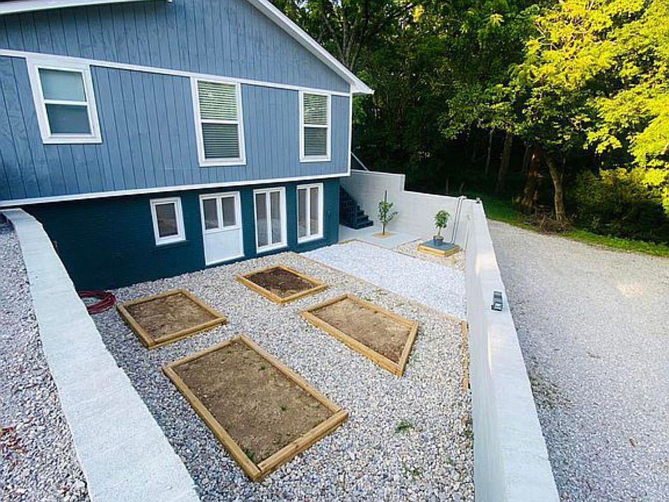 1st image of 700 Browns Ln