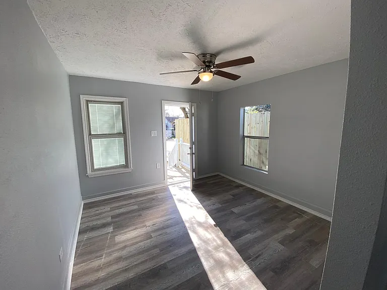 208 E Sterling St — Photo 2