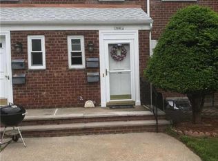 7324 255th St, Glen Oaks, NY 11004