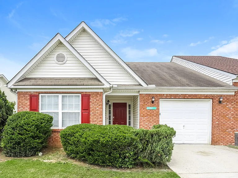 2167 Red Oak Cir — Photo 1