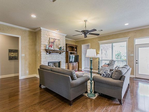 4th image of 1100 Camden Ct