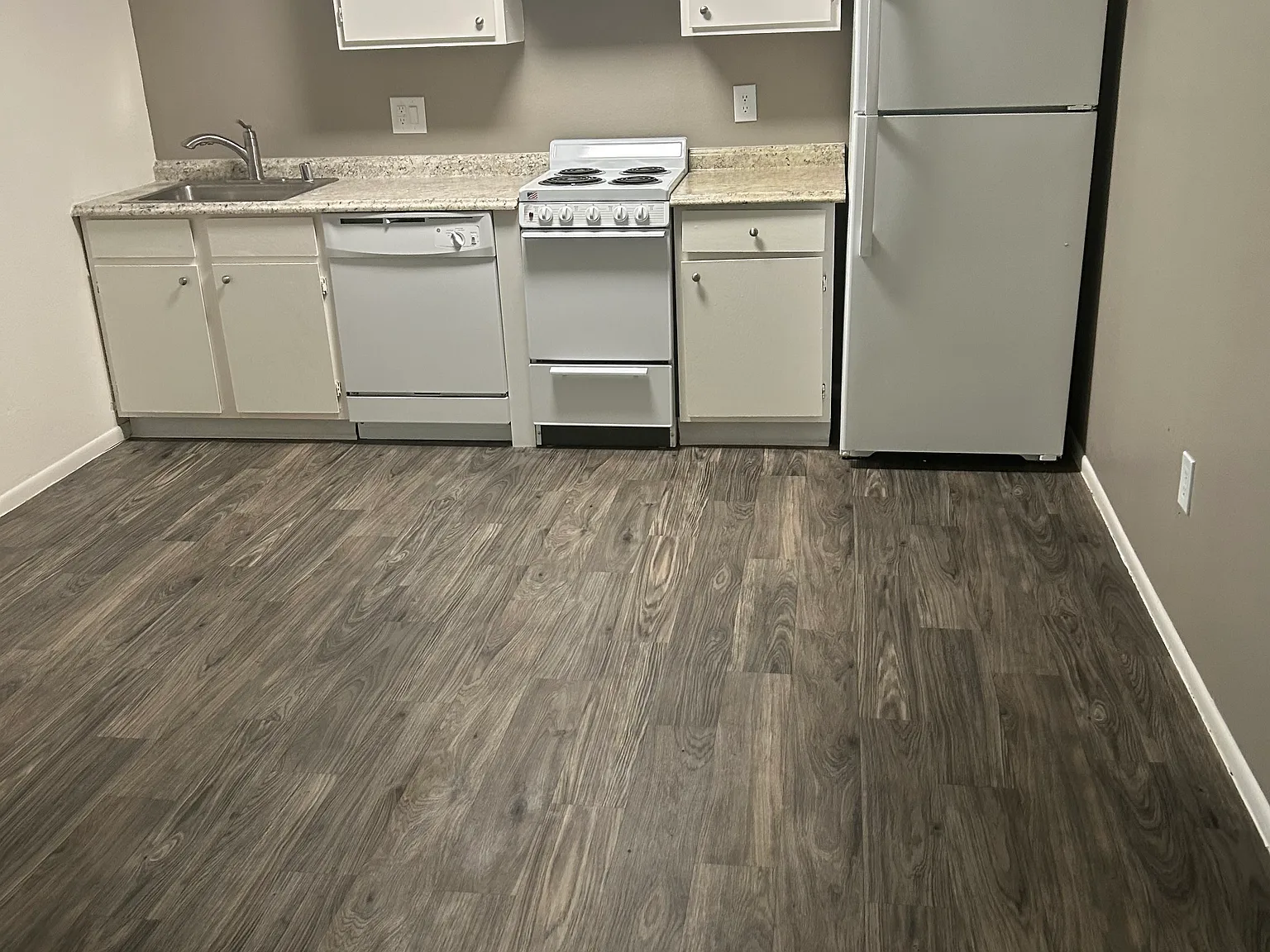 Modern 450 SF Updated Studio Apts w/ Balconies in Ridgecrest — Photo 4