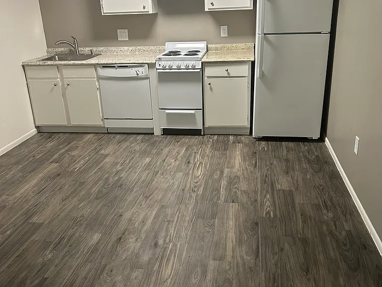 Modern 450 SF Updated Apts w/ Balconies in Ridgecrest — Photo 4