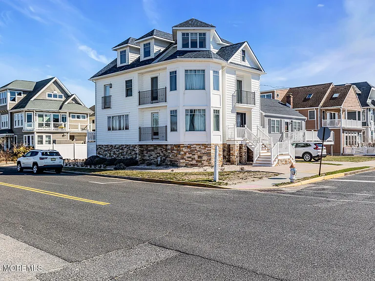 550 Whiting Ave — Photo 2