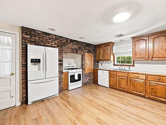 2nd image of 81 Warren Rd