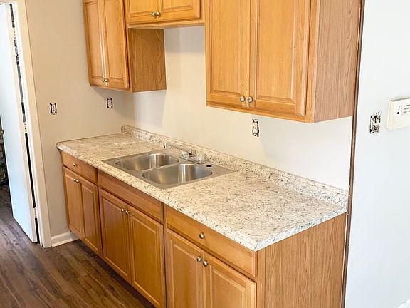 4th image of 815 Pebble Ct