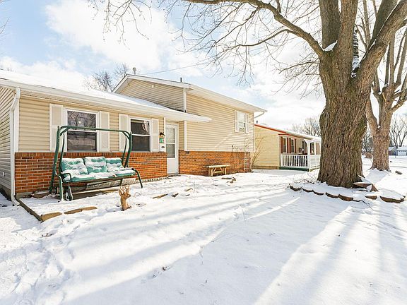 3rd image of 60 Baywood Dr