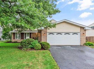 937 Pin Oak Cir, Cary, IL 60013