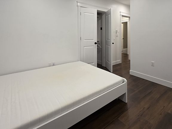 3rd image of 2519 Wallace Cres