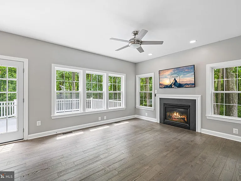 1525 Walters Ln — Photo 13