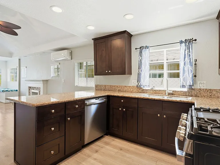 126 E Balboa Blvd — Photo 9
