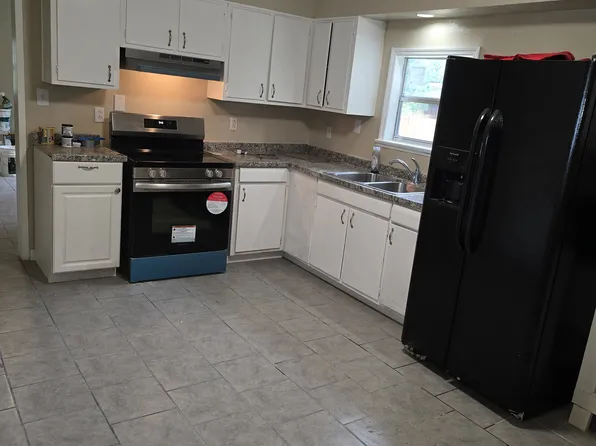 2051 N Riverview Cir, Albany, GA 31705