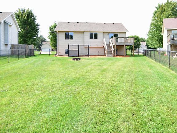 4th image of 704 Isanti Pkwy NW